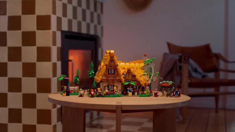 LEGO Disney Princess Snow White And The Seven Dwarfs' Cottage - 43242