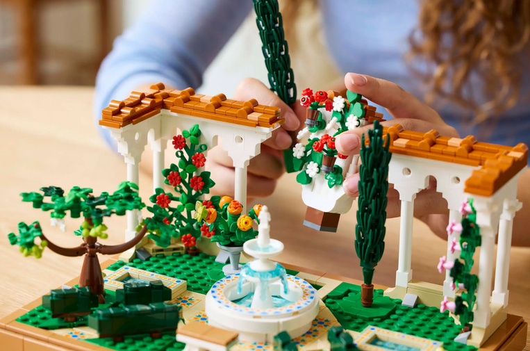 LEGO Icons Fountain Garden - 10359