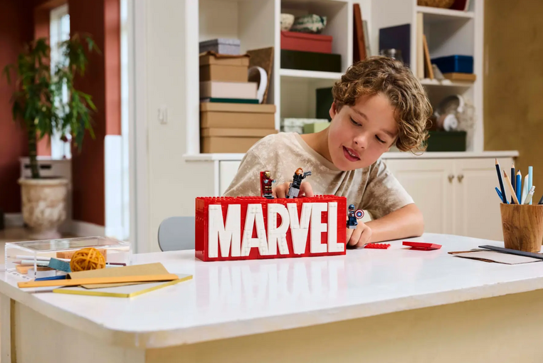 LEGO Super Heroes Marvel Logo & Minifigures - 76313