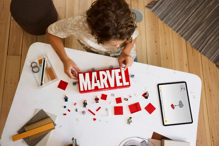 LEGO Super Heroes Marvel Logo & Minifigures - 76313