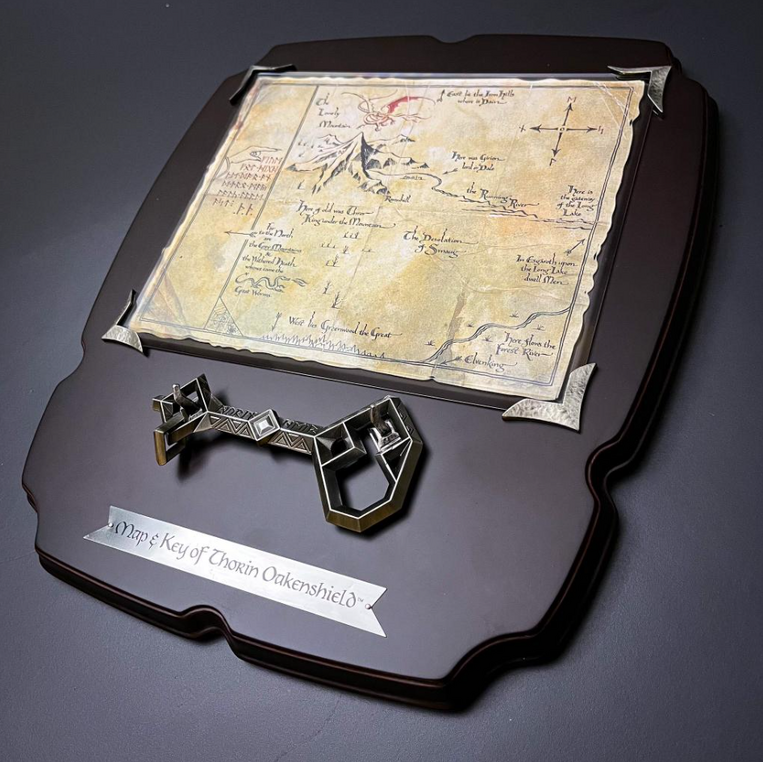 Lord Of The Rings Thorin’s Key and Map Full Size Key 36 x 32 cm (Wood and metal) - Hobbit